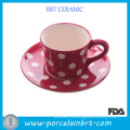 Rosa mit weißen Punkten Kaffeetasse und Untertasse